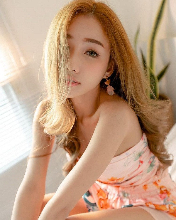 Sự việc từng gây ra nhiều ý kiến trái chiều song nó càng khiến tên tuổi Namkhing được biết đến nhiều hơn. Sẵn lợi thế ngoại hình, cô quyết định thử sức với vai trò người mẫu.