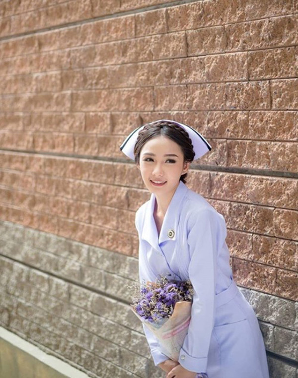 Thời điểm mới nổi tiếng, nhiều người hâm mộ còn giả làm bệnh nhân kéo tới bệnh viện nơi Namkhing làm việc để kiểm chứng nhan sắc người đẹp. Tình trạng này gây nên cảnh ồn ào, náo loạn không đảm bảo môi trường nghỉ ngơi cho những bệnh nhân đang điều trị.