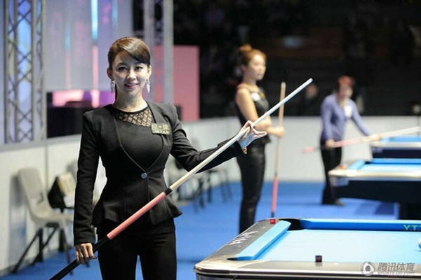 Những bộ đồ bó sát, chất liệu co giãn được “nữ thần bi-a” Phan Hiểu Đình ưu ái. Mẫu trang phục này giúp cô khoe được lợi thế hình thể song vẫn đảm bảo độ kín đáo, dễ dàng vận động.