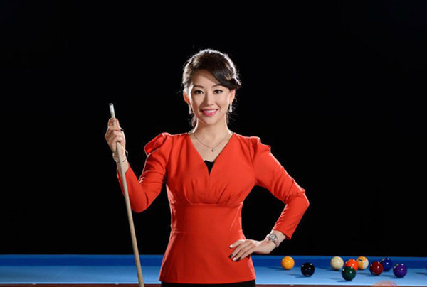 Hiểu Đình thường xuất hiện với trang phục đơn sắc như đỏ, đen, trắng, mang lại vẻ đẹp vừa mạnh mẽ song không kém phần bí ẩn, cuốn hút.