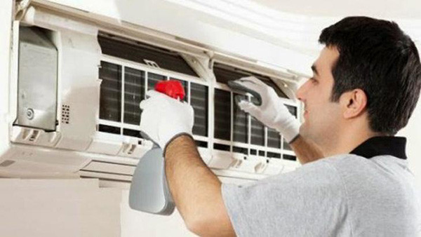 Bên cạnh đó, điều hòa cũng dễ tích mạt bụi. Lượng bụi bẩn này không được vệ sinh định kì sẽ là mối nguy lớn khi chúng được điều hòa thổi ra không gian phòng. Người mắc chứng viêm mũi dị ứng, hen suyễn hoặc các bệnh da dị ứng đặc biệt dễ phát bệnh.