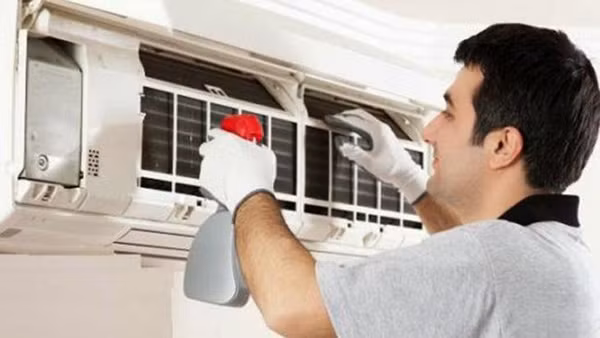 Bên cạnh đó, điều hòa cũng dễ tích mạt bụi. Lượng bụi bẩn này không được vệ sinh định kì sẽ là mối nguy lớn khi chúng được điều hòa thổi ra không gian phòng. Người mắc chứng viêm mũi dị ứng, hen suyễn hoặc các bệnh da dị ứng đặc biệt dễ phát bệnh.