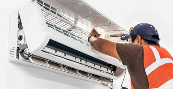 Thường xuyên vệ sinh điều hòa. Bạn nên thường xuyên vệ sinh máy lạnh. Điều này vừa góp phần bảo trì máy, giúp máy chạy lâu hơn và bền hơn; vừa giúp tẩy sạch dàn máy, tránh vi khuẩn tích tụ, tạo thành ổ. Ảnh: Internet. Mời độc giả xem video: Mùa “hốt bạc” của thợ điều hoà. Nguồn: VTC14.