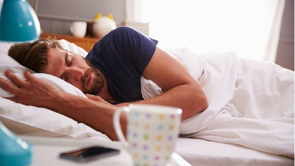 Mệt mỏi khi thức giấc. Nếu bị mất nước, ngay cả bạn có giấc ngủ ngon suốt đêm dài thì sáng dậy vẫn có cảm giác mệt mỏi. Kết quả nghiên cứu công bố trên Tạp chí Dinh dưỡng Anh tháng 1/2013 cho thấy, thiếu nước nhẹ cũng có thể khiến cơ thể mệt mỏi, giảm sự tỉnh táo. Để trở về trạng thái minh mẫn, bạn nên uống nước bổ sung càng sớm càng tốt.