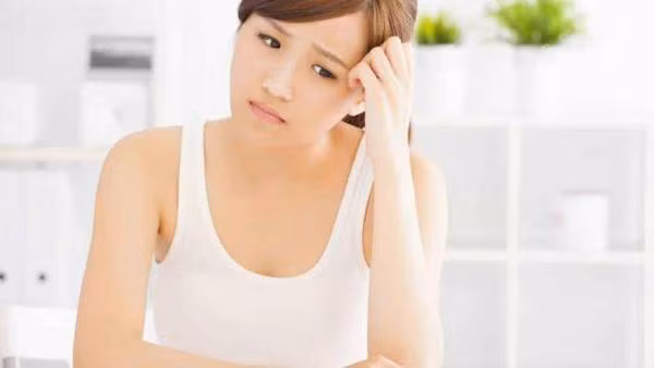 Về tần sất tiểu tiện, các nhà khoa học cho rằng tùy từng người, thời điểm mà có sự khác nhau. Tuy nhiên, nếu cơ thể đủ nước, một người khỏe mạnh sẽ đi tiểu 3 giờ 1 lần.