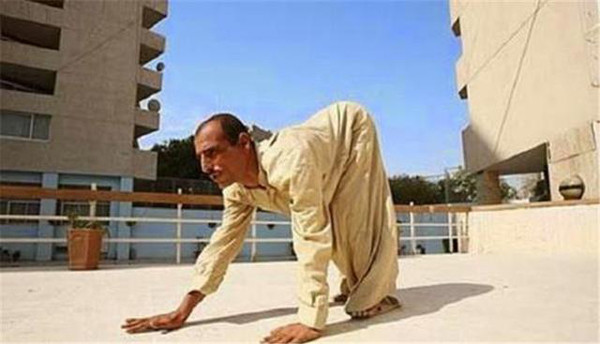 Chính vì vậy, nhiều ý kiến cho rằng không nhất thiết phải can thiệp vào dáng đi của người dân. Tập quán bao đời của họ khó có thể thay đổi trong sớm chiều. Ảnh: Internet.