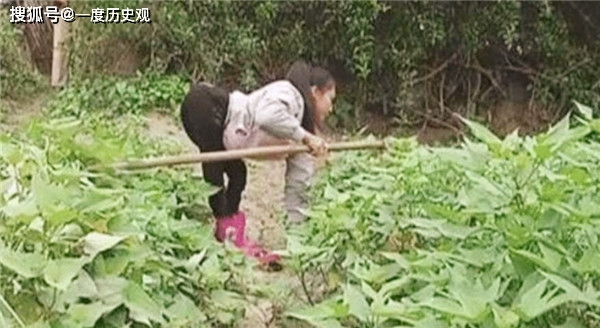 Ban đầu, cấu tạo xương của chúng không có nhiều khác biệt. Nhóm trẻ này vẫn có khả năng đi đứng bình thường. Khi lớn lên, chúng lại bắt chước tư thế di chuyển 4 chi của những người xung quanh. Lâu dần dẫn tới biến dạng xương và mất dần khả năng đi đứng. Rất có thể, môi trường sống cũng là nguyên nhân dẫn tới thói quen di chuyển bằng 4 chi.