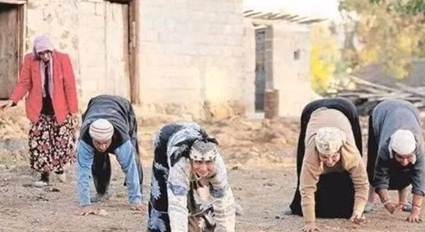 Điểm đặc biệt, người dân di chuyển bằng 4 chi. Ban đầu, nhiều người hoài nghi cách di chuyển này nhằm mục đích gây sự chú ý, lôi kéo khách du lịch tới khám phá. Vậy nhưng, vết chai sạn ở tay cùng thời gian dài quan sát, người ta tin rằng đây là cách di chuyển cố định của dân bản địa.