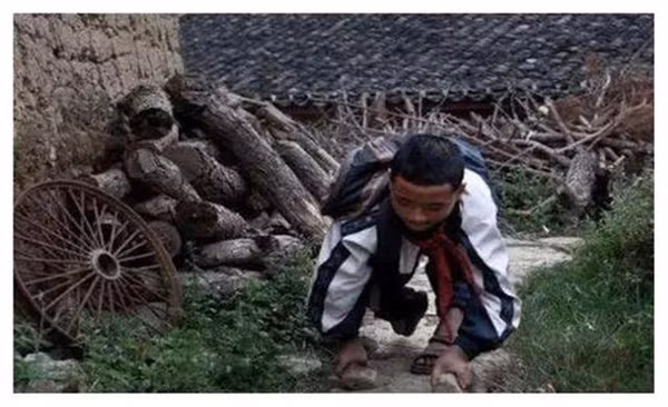 Người dân nơi đây cũng cho biết, họ không cảm thấy bất tiện với tư thế di chuyển này. Thậm chí tốc độ của họ cũng tương đương với việc đi bộ bình thường. Nếu tăng tốc, họ cũng không thua kém với việc chạy bộ.