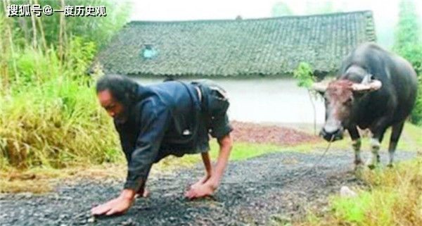 Hiện nguyên nhân chính xác vẫn tiếp tục được nghiên cứu. Do không xác định được nguyên nhân cụ thể nên các bài tập vật lý trị liệu không đem lại hiệu quả cao. Hầu hết người dân lại trở về tư thế ban đầu.