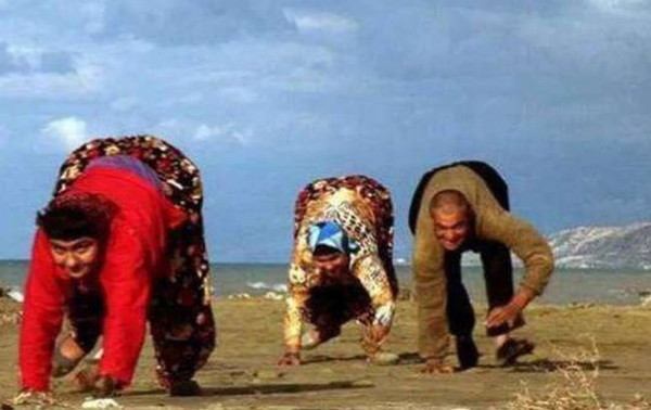 Cách di chuyển của người dân “làng bò” kì lạ khiến các nhà khoa học khó hiểu. Quá trình tiến hóa, việc di chuyển 4 chi chuyển sang 2 chi giúp con người có sự thay đổi bước ngoặt. Bằng việc đứng thẳng, đôi tay được giải phóng hoàn toàn nên con người có thể tham gia nhiều hoạt động. Não bộ cũng được kích thích phát triển hơn nhiều.