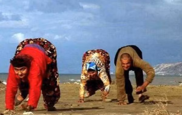 Cách di chuyển của người dân “làng bò” kì lạ khiến các nhà khoa học khó hiểu. Quá trình tiến hóa, việc di chuyển 4 chi chuyển sang 2 chi giúp con người có sự thay đổi bước ngoặt. Bằng việc đứng thẳng, đôi tay được giải phóng hoàn toàn nên con người có thể tham gia nhiều hoạt động. Não bộ cũng được kích thích phát triển hơn nhiều.