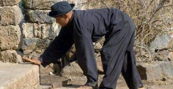 Quá trình nghiên cứu, các nhà khoa học còn phát hiện người dân nơi đây đều có triệu chứng lâm sàng của “mất điều hòa tiểu não” - hội chứng khiến cơ thể không có khả năng duy trì sự cân bằng cơ thể.