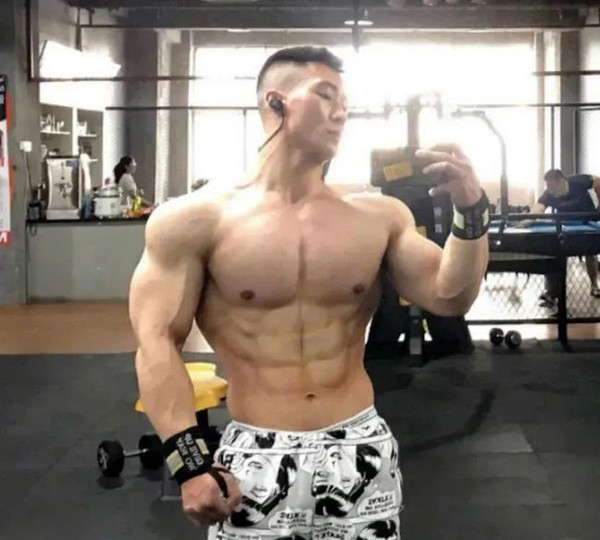 Để giảm mỡ, tăng cơ, nam bác sĩ sử dụng các bài tập chuyên sâu khác nhau. Do hiểu rõ về cơ thể, anh tự xây dựng những bài tập trong từng giai đoạn.