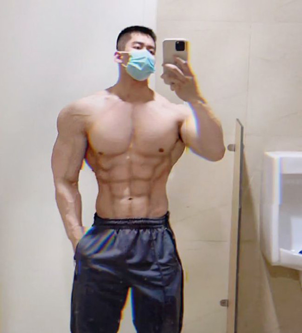 Không chỉ đẹp trai, rời bỏ đồng phục bệnh viện, nam bác sĩ còn lộ bí mật trên cơ thể, khiến các fan nữ đứng ngồi không yên.