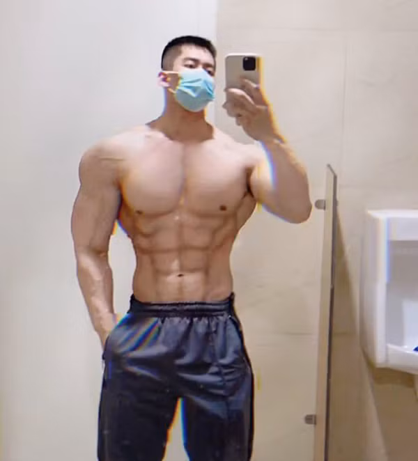 Không chỉ đẹp trai, rời bỏ đồng phục bệnh viện, nam bác sĩ còn lộ bí mật trên cơ thể, khiến các fan nữ đứng ngồi không yên.