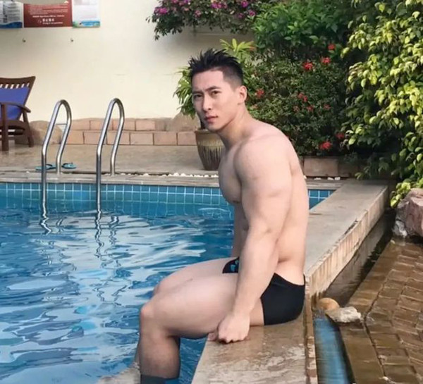 Thậm chí, sau khi hình ảnh của anh được chia sẻ, nhiều người quá khích còn “đòi” làm bệnh nhân để cận kề mỹ nam.