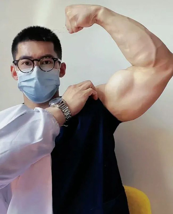 Dù chỉ được chiêm ngưỡng nửa gương mặt, nhiều người vẫn bị “thuyết phục” bởi làn da trắng mịn, hàng lông mày rậm và đôi mắt mở to có hồn. Ngay sau đó, những hình ảnh đời thường của nam bác sĩ nhanh chóng được tìm kiếm.