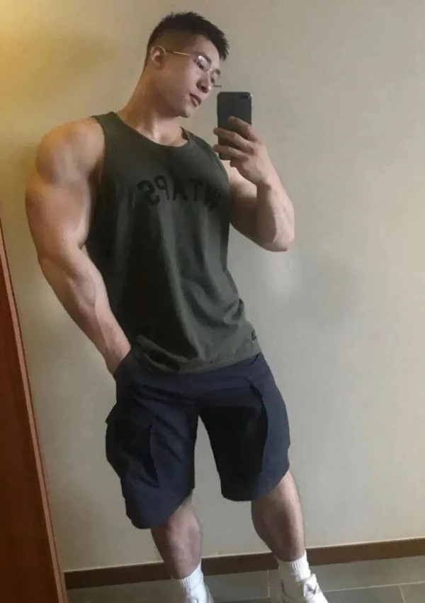 Thời điểm đó, các phòng gym không phổ biến như bây giờ, anh thường tận dụng mọi cơ hội để tập.