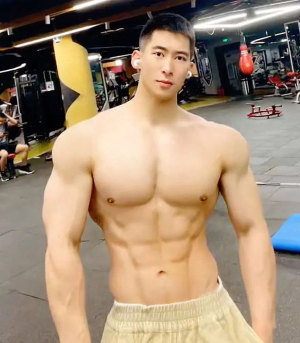 Mới bắt đầu, nam bác sĩ cũng giống như nhiều người khác. Thân hình thấp bé, hoàn toàn không có cơ bắp. Chính nỗ lực muốn thay đổi bản thân, tăng cường sức khỏe, nam bác sĩ vượt qua mọi khó khăn, sức ì để tập luyện không ngừng nghỉ.