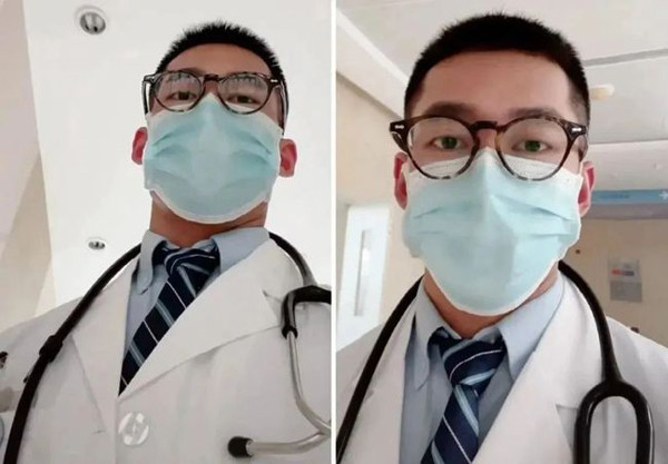 Trong bức hình, nam bác sĩ mặc chiếc áo blu trắng, đứng trước cửa phòng làm việc. Dù đeo khẩu trang song vẻ thanh tú, điển trai của anh vẫn rõ nét.