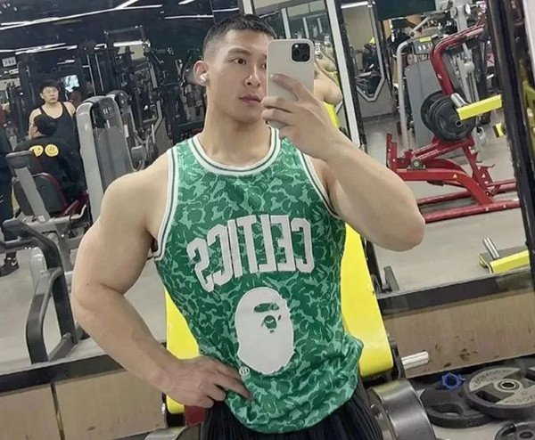 Được biết để có được thân hình vạm vỡ, nam bác sĩ dành thời gian dài luyện tập. Theo chia sẻ, từ khi còn học trung học, anh đã có sở thích rèn luyện thể thao.