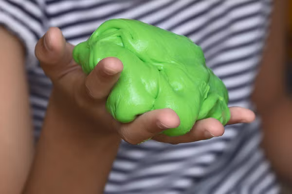 Trang BBC đưa tin, một nhóm người tiêu dùng tên gọi Which? từng thử nghiệm trên 11 sản phẩm thông dụng nhất trên thị trường và nhận thấy 8 sản phẩm vượt mức cho phép về hàm lượng hàn the, trong đó có đất nặn dẻo.