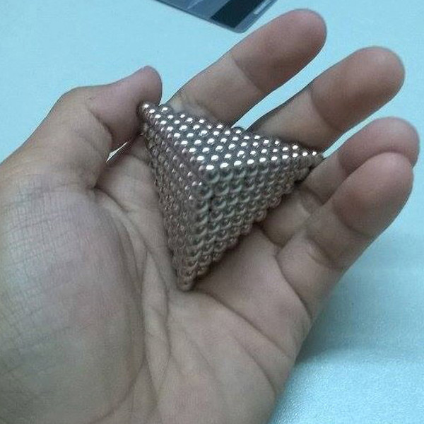 Trường hợp những hạt nam châm ở các phần khác nhau của ruột, nó sẽ tạo ra lực hút để tạo thành những chuỗi hạt. Bằng cách này, ruột vô tình bị xếp chồng lên nhau gây nên hiện tượng tắc ruột.