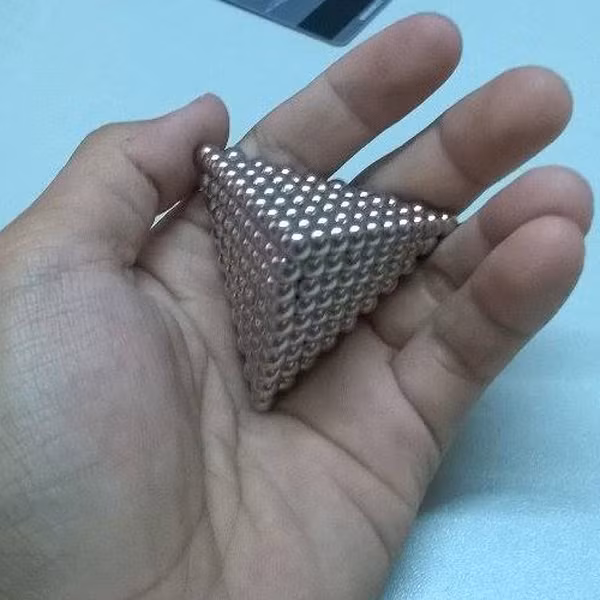 Trường hợp những hạt nam châm ở các phần khác nhau của ruột, nó sẽ tạo ra lực hút để tạo thành những chuỗi hạt. Bằng cách này, ruột vô tình bị xếp chồng lên nhau gây nên hiện tượng tắc ruột.