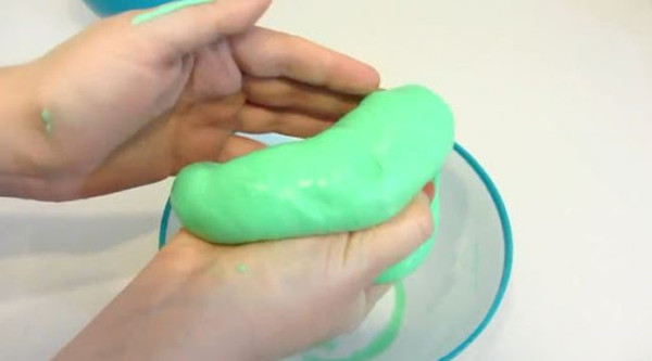 Ngay cả việc dùng tay để nhào nặn cũng có thể khiến da trẻ bị dị ứng. Nó sẽ nguy hại hơn khi trẻ có vết thương hở hoặc cho đất nặn vào miệng.