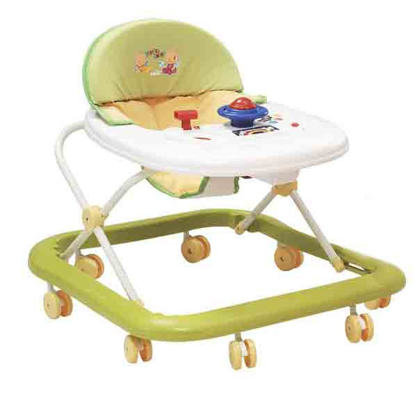 Tư thế bé đứng trong xe tập đi không phải tư thế đứng tự nhiên. Do vậy, cách bé di chuyển trong xe cũng hoàn toàn không tự nhiên. Khi đứng trong xe, bé thường nửa đứng nửa ngồi, chân cong và chỉ di chuyển bằng cách đẩy đầu mũi chân chứ không như cử động bước đi bình thường là đặt cả gót chân xuống. Tình trạng này kéo dài có thể tăng nguy cơ biến dạng xương, gây dị tật chân chữ O, chữ X và ảnh hưởng đến dáng đi sau này. Ảnh: Internet.