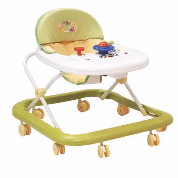 Tư thế bé đứng trong xe tập đi không phải tư thế đứng tự nhiên. Do vậy, cách bé di chuyển trong xe cũng hoàn toàn không tự nhiên. Khi đứng trong xe, bé thường nửa đứng nửa ngồi, chân cong và chỉ di chuyển bằng cách đẩy đầu mũi chân chứ không như cử động bước đi bình thường là đặt cả gót chân xuống. Tình trạng này kéo dài có thể tăng nguy cơ biến dạng xương, gây dị tật chân chữ O, chữ X và ảnh hưởng đến dáng đi sau này. Ảnh: Internet.