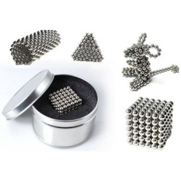 Vậy nhưng, những loại đồ chơi gắn nam châm tiềm ẩn mối nguy sức khỏe đường tiêu hóa. Nếu không may nuốt phải 2 viên trở lên, những viên nam châm sẽ tạo ra lực hút đủ mạnh gây chèn ép dẫn tới thiếu máu cục bộ, hoại tử, thậm chí là thủng ruột.