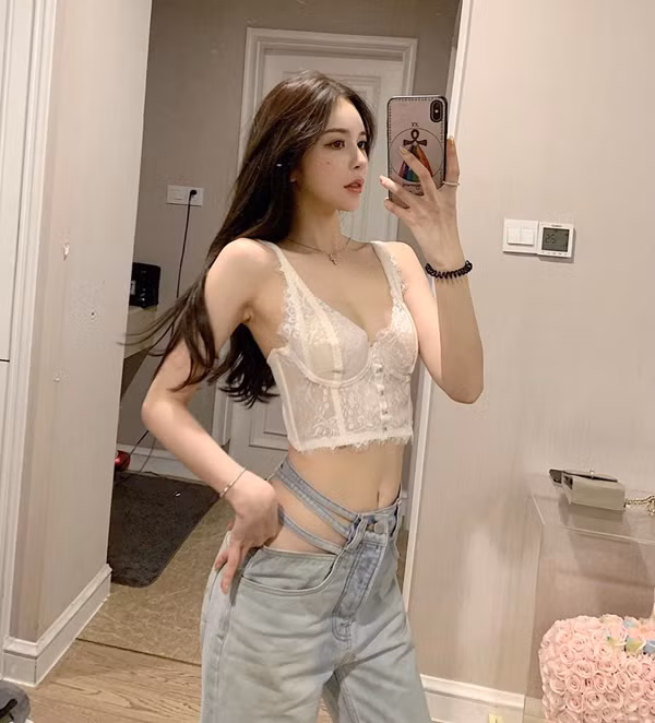 Khi phối đồ, chị em thường kết hợp quần với croptop, bra để khoe lợi thế hình thể. Một số khác táo bạo mặc để lộ nội y, lăng xê hot trend quần tụt.