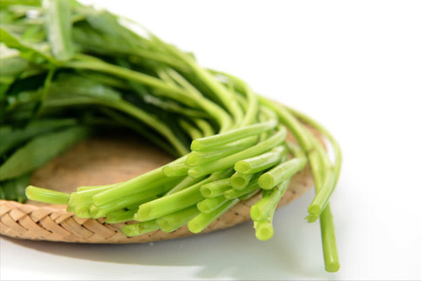 Rau muống. Giá trị dinh dưỡng có trong rau muống gồm có vitamin A, B, C, canxi, phospho, các chất dinh dưỡng và đặc biệt là hàm lượng chất sắt dồi dào. Loại rau này phù hợp với những người có thể trạng thiếu sắt.