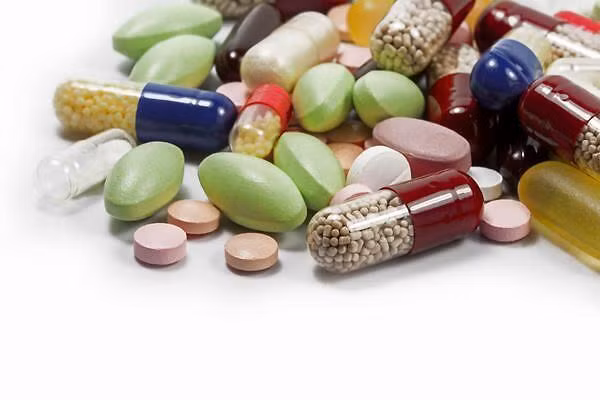 Lạm dụng các sản phẩm sức khỏe. So với nam giới, phụ nữ thường quan tâm đến ngoại hình, chăm sóc da. Tuy nhiên khi lớn tuổi, chức năng buồng trứng suy giảm, lượng estrogen tiết ra không đủ khiến da dễ bị nám, sạm đen.