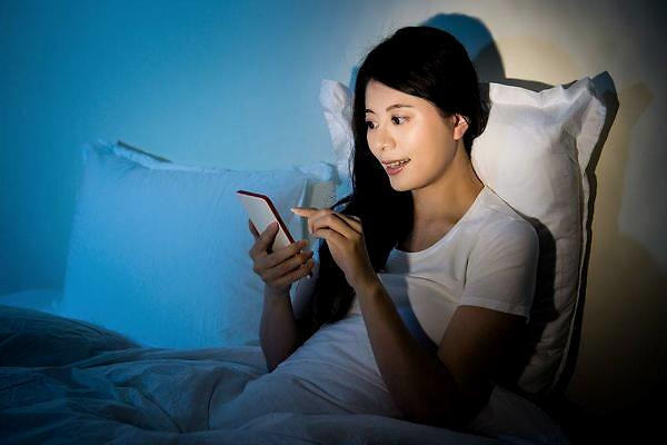Thức khuya. Ngủ muộn là thói quen hại gan bạn nên thay đổi. Các nhà khoa học chỉ ra, khoảng thời gian từ 23h đến 3h sáng là lúc gan thực hiện chức năng giải độc, tự phục hồi tốt nhất.