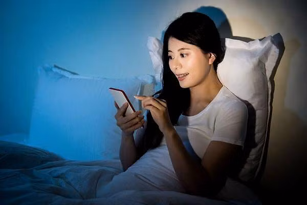 Thức khuya. Ngủ muộn là thói quen hại gan bạn nên thay đổi. Các nhà khoa học chỉ ra, khoảng thời gian từ 23h đến 3h sáng là lúc gan thực hiện chức năng giải độc, tự phục hồi tốt nhất.