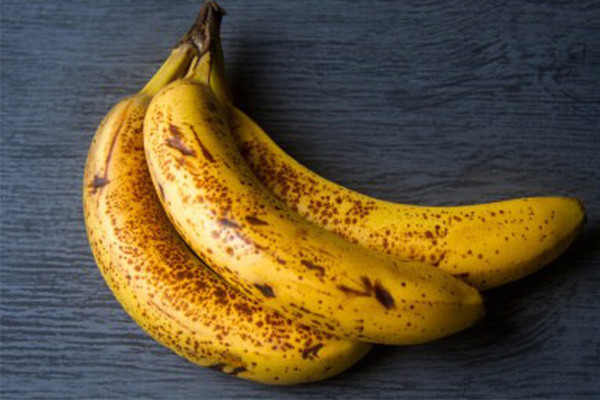 Nếu cần cung cấp năng lượng tức thì, bạn nên chọn chuối chín kĩ. Chuối mới chín sẽ chứa 1 lượng tinh bột, khó tiêu hơn so với chuối chín kĩ.