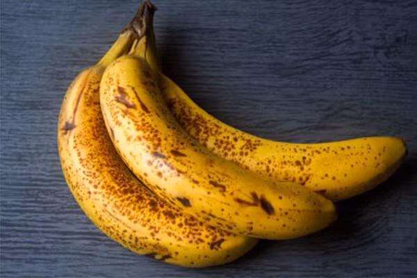 Nếu cần cung cấp năng lượng tức thì, bạn nên chọn chuối chín kĩ. Chuối mới chín sẽ chứa 1 lượng tinh bột, khó tiêu hơn so với chuối chín kĩ.