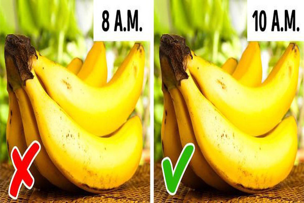 Trong chuối có chứa nhiều magie, ăn chuối lúc dạ dày trống rỗng sẽ làm lượng magie tăng đột ngột trong máu, gây mất cân bằng tim mạch và làm tổn hại đến sức khỏe. Lượng Vitamin C dồi dào trong chuối nếu đưa vào cơ thể khi đói cũng khiến bạn bị đau dạ dày ngay lập tức.