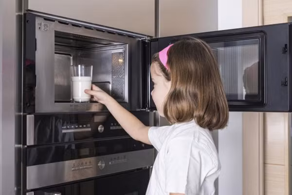 Sữa mẹ. Sữa mẹ không nên hâm nóng bằng lò vi sóng. Điều này bắt nguồn từ việc lò vi sóng không thể làm ấm sữa một cách đồng đều, dễ tạo nên những điểm nhiệt độ cao gây bỏng. Nhựa từ bình, túi trữ sữa khi được hâm nóng cũng có khả năng làm tăng nguy cơ gây ung thư.