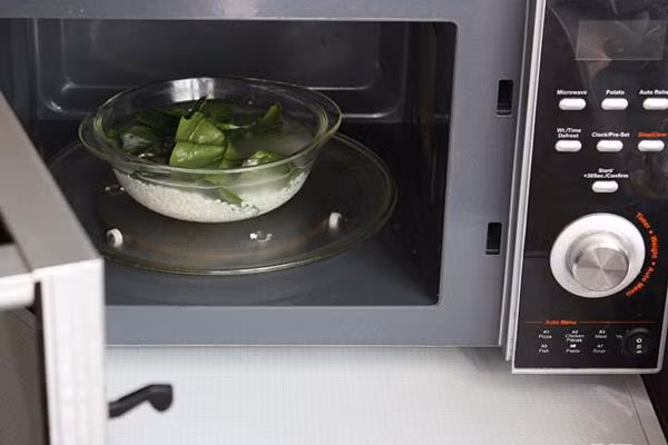 Rau xanh. Tương tự trái cây, rau xanh chứa nhiều vitamin và yếu tố vi lượng. Làm nóng chúng bằng lò vi sóng có thể hao hụt dinh dưỡng. Bên cạnh đó, lượng nitrat tự nhiên trong rau cũng có thể chuyển đổi thành chất không có lợi, gây hại sức khỏe.