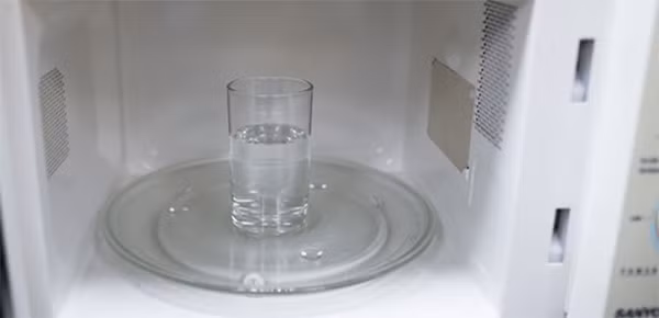 Nước. Làm nóng nước bằng lò vi sóng không gây hại trực tiếp tới sức khỏe. Tuy nhiên, nhiều trường hợp bỏng được ghi nhận khi thực hiện công việc này. Nguyên nhân bởi sóng điện từ có thể làm nước nóng quá mức, nhiều người không cảnh giác cầm vào gây bỏng. Hơn nữa, các phân tử nước được làm nóng bằng lò vi sóng thường không ổn định, có thể sôi lớn, thậm chí gây nổ.