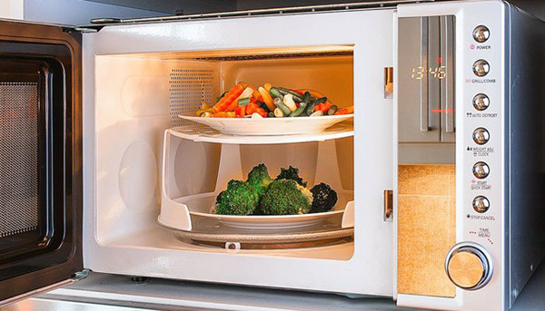 Trái cây. Trái cây chứa nhiều vitamin và các yếu tố vi lượng. Khi hâm nóng ở nhiệt độ cao, những chất này gần như bị hao hụt hoàn toàn. Đặc biệt, nho khô và nho tươi không làm nóng bằng lò vi sóng. Lượng nhiệt cao có thể khiến chúng cháy nổ. Nho bị cháy sinh nhiều khí plasma – loại khí độc có thể làm hư hỏng các bộ phận bên trong vật dụng.