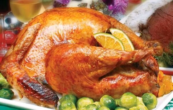 Theo chuyên gia dinh dưỡng Brigitte Zeitlin, khi dùng lò vi sóng hâm nóng gà, bạn phải đảm bảo miếng thịt được làm chín hoàn toàn cả trong lẫn ngoài bằng cách dùng dao khía bề mặt. Lò vi sóng đôi khi không làm chín đều được toàn bộ thức ăn. Bằng cách này, vi khuẩn vẫn có cơ hội sống sót, trở thành mầm bệnh.