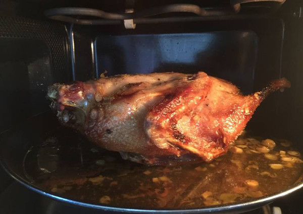 Gà. Gà có thể được hâm nóng, làm chín bằng lò vi sóng. Tuy nhiên, cách bạn thực hiện lại có ý nghĩa quan trọng trong việc quyết định sự an toàn của món ăn.