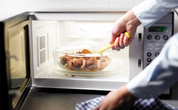 Nấm. Nấm rất dễ làm chín, dù vậy, bạn không nên lạm dụng lò vi sóng để chế biến chúng. Khi nấm cho vào lò vi sóng, các vi chất dinh dưỡng bên trong sẽ biến đổi thành nhiều hợp chất gây khó tiêu trong dạ dày.