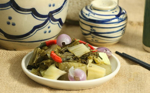 Thói quen ăn đồ muối chua. Đồ muối chua được hàng triệu người ưa thích, lựa chọn trong các bữa ăn hàng ngày. Nó sẽ không đáng ngại khi bạn thi thoảng dùng bữa. Trái lại, sử dụng đồ muối chua hàng ngày sẽ khiến sức khỏe “xuống dốc không phanh”.