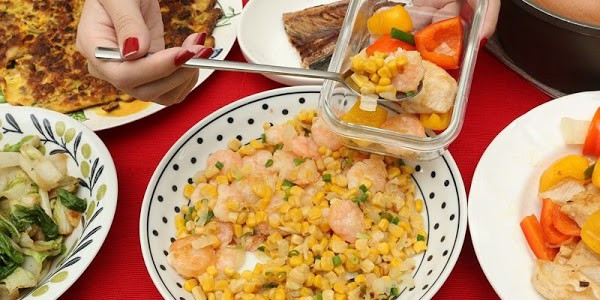 Chuyên gia sức khỏe cho rằng, thỉnh thoảng ăn đồ thừa sẽ không ảnh hưởng nhiều. Tuy nhiên, nếu duy trì thường xuyên sẽ rất hại sức khỏe. Theo thời gian, lượng nitrit trong thực phẩm sẽ tăng lên, gây hại tương tự như bạn thưởng thức đồ muối chua. Ảnh: Internet.